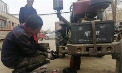 拖拉機固定作業(yè)和牽引其他車輛時應注意什么？